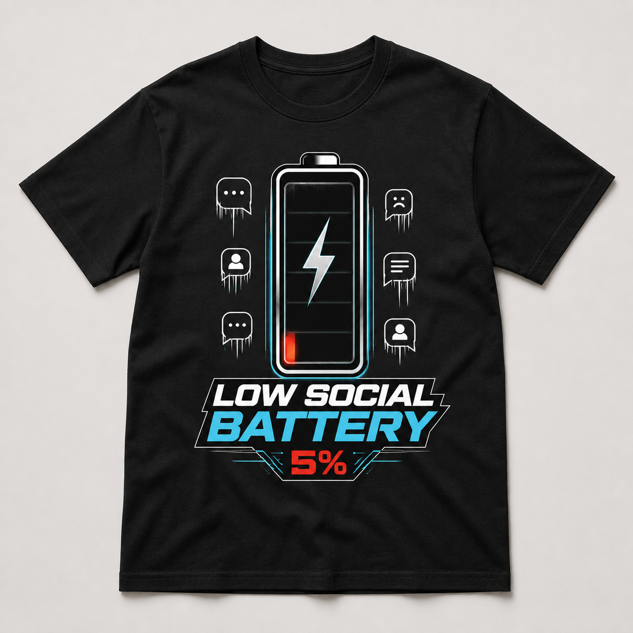 Camiseta negra Low Social Battery 5% con batería agotada e iconos de mensajes