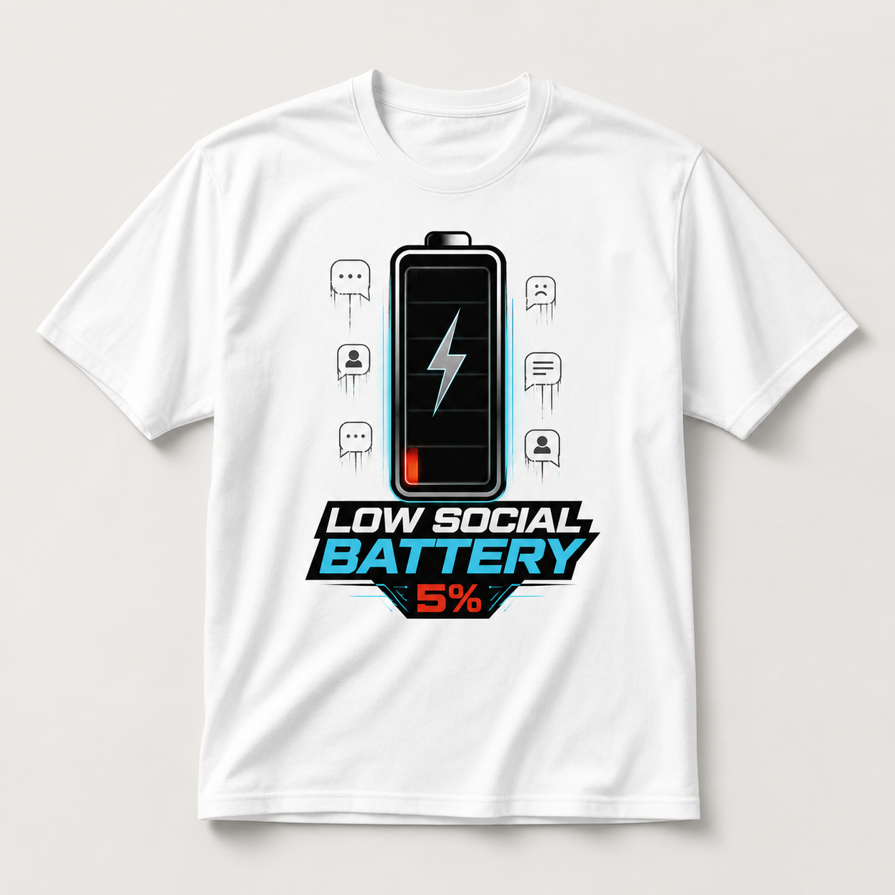Camiseta blanca Low Social Battery 5% con diseño tecnológico